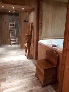 VioneHotel Riva Sport & Wellness的带浴缸的浴室和木地板