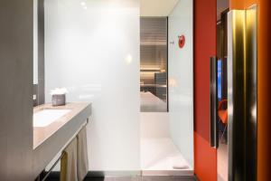 巴塞罗那苏荷酒店的一间带水槽和镜子的浴室