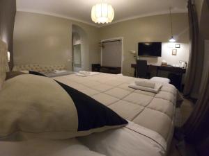 罗马罗马帝国旅馆的卧室配有一张大白色的床和书桌