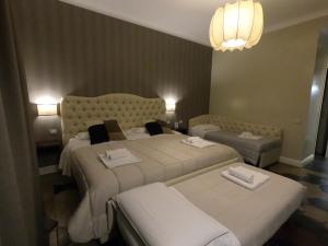 罗马罗马帝国旅馆的酒店客房,设有两张床和两张桌子