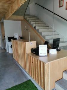 阿尔苏阿Los Tres Abetos的办公室设有书桌和楼梯