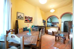 RebollarCasa Rural Las Gamellas的客厅配有带鲜花的木桌