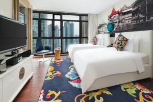 上海上海外滩英迪格酒店的酒店客房设有两张床和一台平面电视。