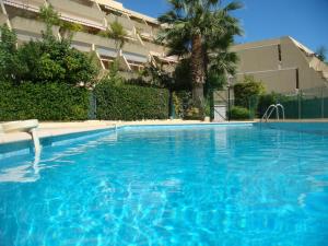 Cap au Sud,Vue panoramique mer,piscine内部或周边的泳池