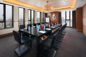 上海上海外滩英迪格酒店的一间会议室,配有长桌子和椅子