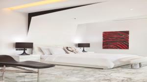上海上海外滩英迪格酒店的白色卧室配有床和椅子