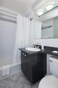 纽约默里山东套房酒店的一间带水槽、卫生间和镜子的浴室