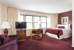 纽约默里山东套房酒店的一间酒店客房,配有一张床和一台电视