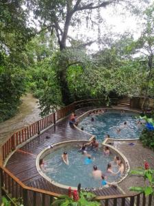 努基Hotel OBEGA PACIFIC的一群人在游泳池里