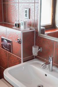 韦尔卡鲁穆尼卡G88 RESIDENCE的一间带水槽和镜子的浴室
