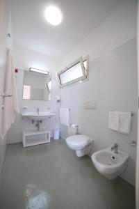佩斯科勒海滨Hotel Beach Salento的白色的浴室设有水槽和卫生间。