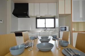 高松Takamatsu - House / Vacation STAY 38164的厨房配有带蓝色碗的木桌