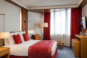 布拉柴维尔布拉柴维尔玛拜波宫丽笙酒店的酒店客房配有一张带红色枕头的大床