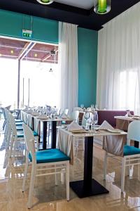 杜科姆杜克丽柏酒店的一间设有白色桌椅的用餐室