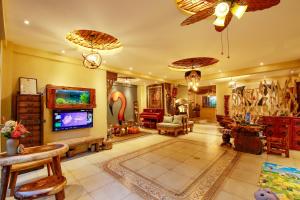 景洪市享自在独立设计度假艺墅（免费接送机）的大房间设有带电视的客厅
