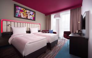 里加里加瓦德马拉丽柏酒店的酒店客房设有两张床和一台平面电视。