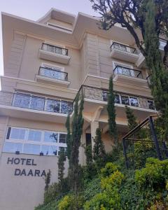 格拉玛多Hotel Daara的一座有树木的达拉建筑