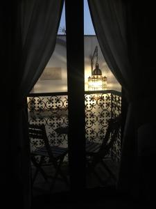 塔里法达尔司亚宾馆的阳台的窗户享有光线