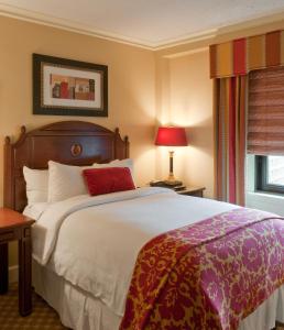 波士顿波士顿欧尼帕克豪斯酒店的一间卧室设有一张大床和一个窗户。