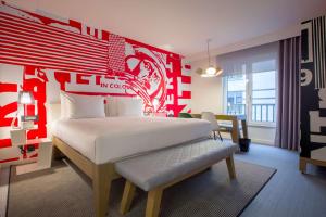 布鲁塞尔Radisson RED Brussels的一间卧室配有一张红色墙壁的床