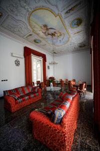 那不勒斯乐德尔精品酒店的带沙发和桌子的客厅以及天花板