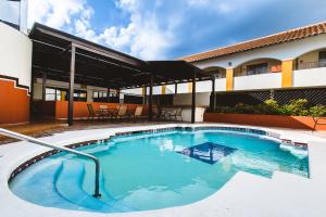 提华纳Del Mar Inn Playas的一座建筑物中央的游泳池