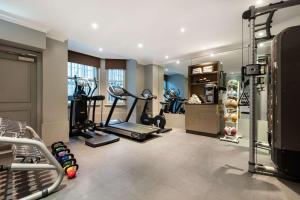 伦敦Radisson Blu Vanderbilt Hotel, London的健身房,配有跑步机和健身器材