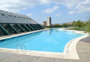 伯萨Bursa Mount View的大楼前的大型游泳池
