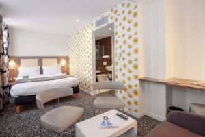 巴黎Holiday Inn Paris Opéra - Grands Boulevards, an IHG Hotel的酒店客房设有床和客厅。