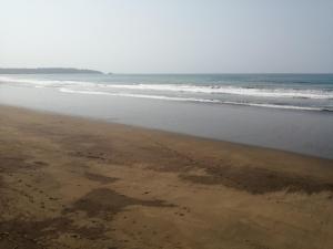 努基Cabañas Refugio Salomon的一片空旷的海滩,背靠大海