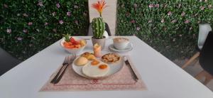 里奥阿查San Bernardo Hotel的一张桌子上放着一盘鸡蛋和水果
