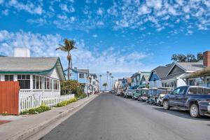 阿瓦隆Catalina Island Home Walk to Main Street Beach!的城镇里一条有房屋和汽车的街道