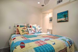阿瓦隆Catalina Island Home Walk to Main Street Beach!的一间卧室配有一张带五颜六色被子的床