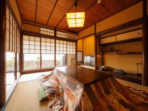 京都100 years old traditional Kyoto Machiya townhouse - K's Villa的大房间设有一张大木桌