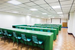 恒春古城垦丁马尔地夫温泉大饭店的一间会议室,配有绿色的桌椅
