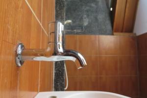 吉利阿尔塔帕达民宿的浴室内带水龙头的浴室水槽