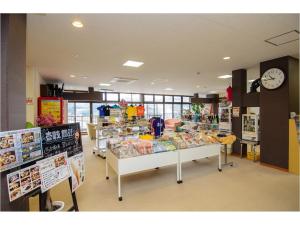 壹岐市艾克吉玛索旅馆的一间商店,里面陈列着很多物品