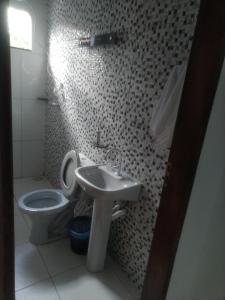 卡瓦坎特Pousada da Ana的一间带卫生间和水槽的浴室