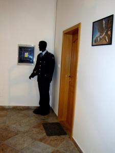 恰斯拉夫阿维亚蒂克旅馆的身着制服的人站在门边