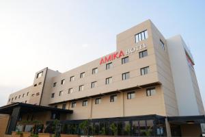 马杜赖Amika Hotel,Madurai - Near Airport的上面有酒店标志的建筑