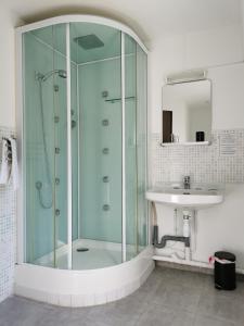巴邦塔纳Le Saint Jean的一间带玻璃淋浴和水槽的浴室