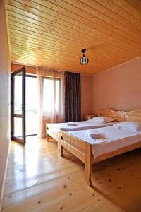 梅斯蒂亚Saba的一间卧室设有两张床和大窗户