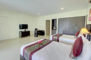 劳托卡尼拉海滩度假旅舍的酒店客房设有两张床和电视。