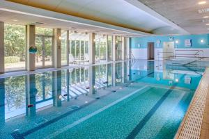 科尔切斯特假日科尔切斯特酒店的一个带大型游泳池的室内游泳池