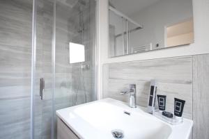 恩波利B&B EL DUCHE的白色的浴室设有水槽和淋浴。