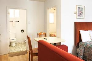 特伦顿Bayside Motel Trenton的一间设有一张床和一张桌子的房间