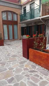 威尼斯Calle Michelangelo Apartments的庭院,带有带阳台和鲜花的建筑
