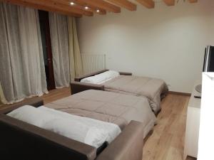 威尼斯Calle Michelangelo Apartments的一间带两张床和一张沙发的卧室