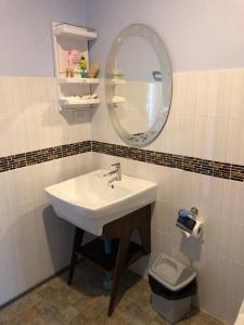 功孟海滩卡拉比莱弗度假村的一间带水槽、镜子和卫生间的浴室