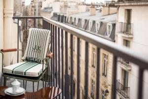 巴黎J.K. Place Paris的坐在大楼阳台上的椅子